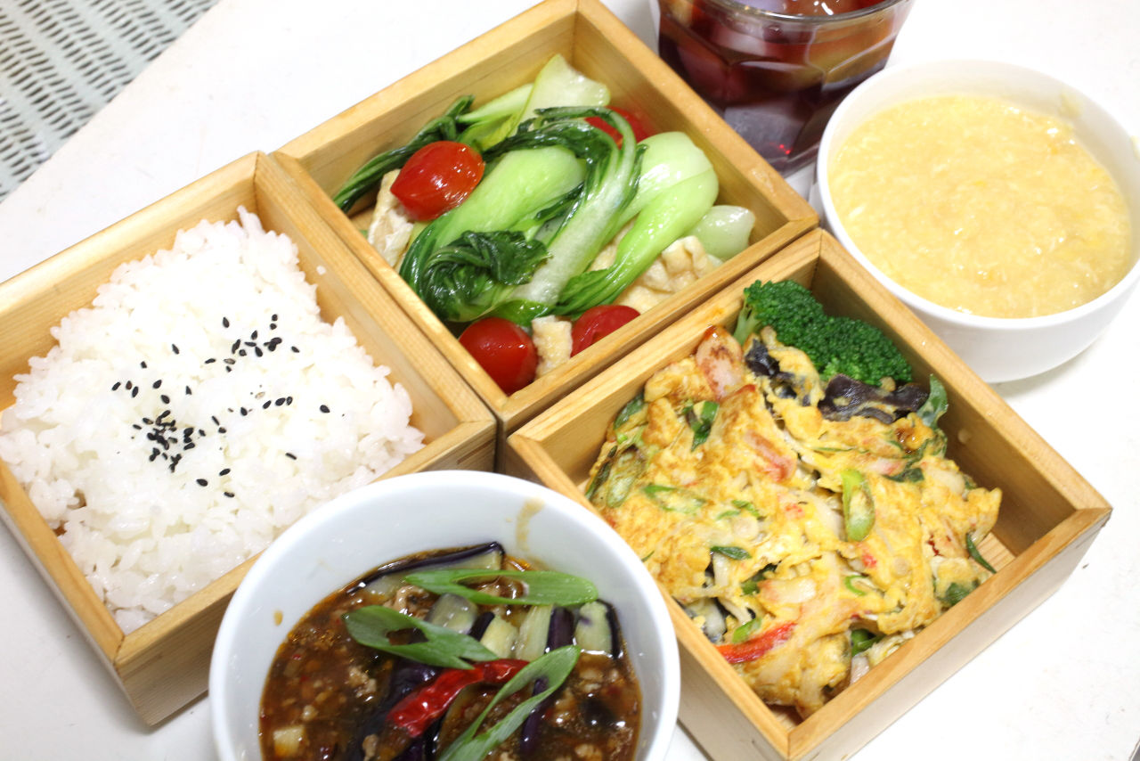 麻婆茄子 生キクラゲとえのき 九条ネギの卵とじ 青梗菜とプチトマトの煮浸し コーンスープ ぶどうと柿のゼリー 今日の弁当問題