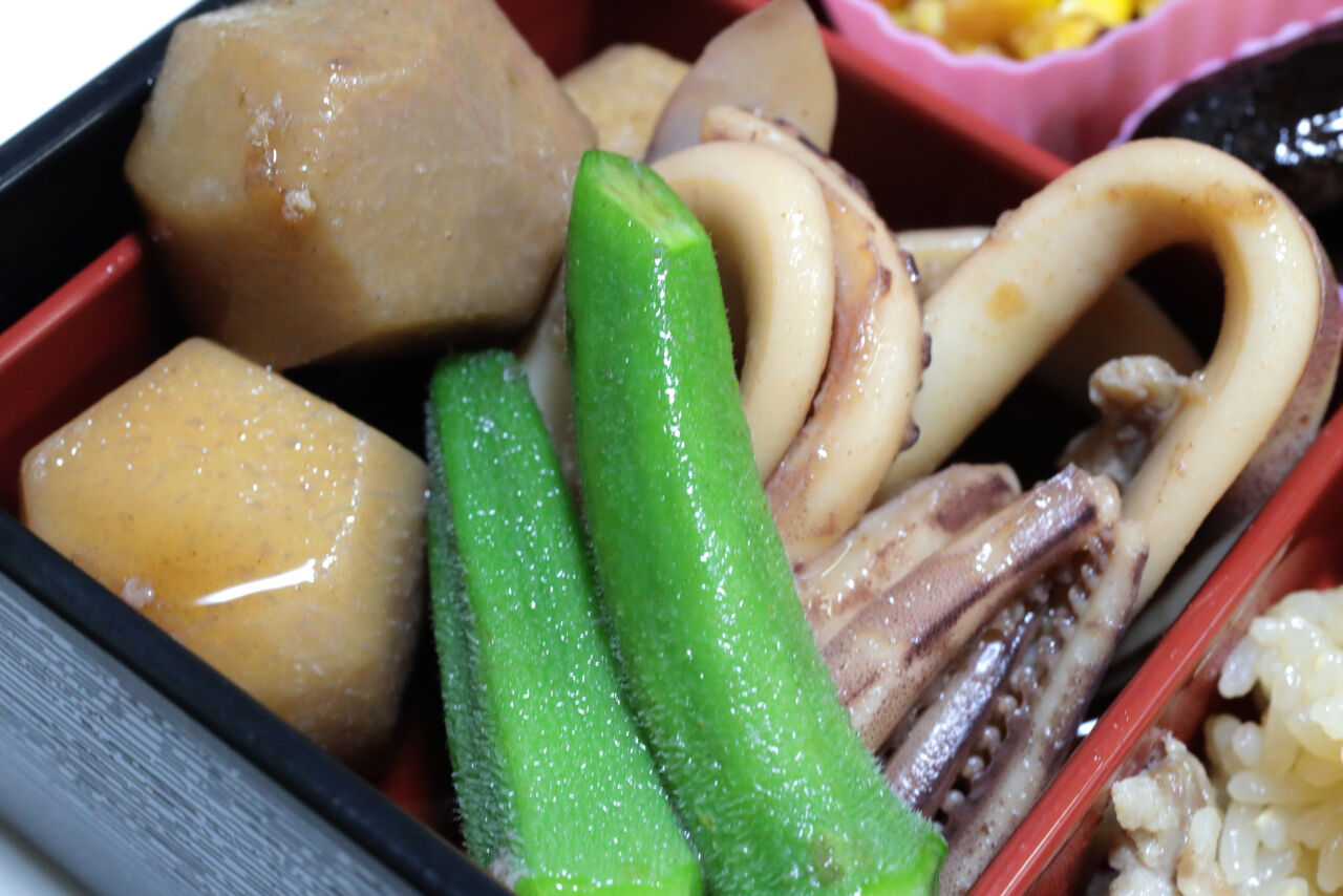 スルメイカと里芋の煮付け エノキの肉巻き 自家菜園の獅子唐 土佐煮 厚焼き卵 焼きバターコーン 紫花豆 ツルムラサキと長芋のおひたし 豚肉飯 今日の弁当問題