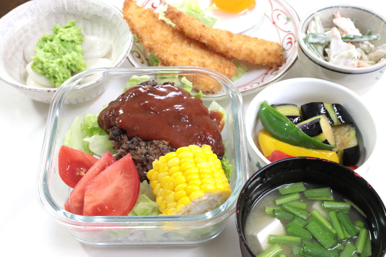 牛肉100 のロコモコ丼 目玉焼き だるまイカのフライ 地場産ナスの揚げ浸し チキンサラダ 豆腐とニラの味噌汁 白玉ズンダ 今日の弁当問題 牛肉100 のロコモコ丼 目玉焼き だるまイカのフライ 地場産ナスの揚げ浸し チキンサラダ 豆腐とニラの味噌汁 白玉ズンダ 今日の弁当問題