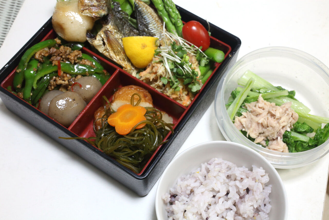 鯵干し素揚げ チキンサラダ ピーマンのそぼろ炒め 玉こんにゃく さつま揚げと切り昆布の煮付け 山東菜とツナ缶の煮浸し 今日の弁当問題 鯵干し素揚げ チキンサラダ ピーマンのそぼろ炒め 玉こんにゃく さつま揚げと切り昆布の煮付け 山東菜とツナ缶の煮浸し 今日の弁当問題