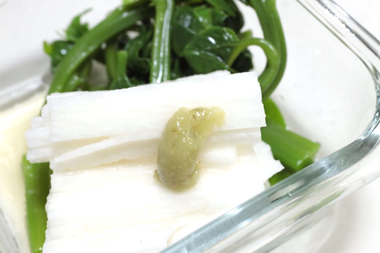 スルメイカと里芋の煮付け エノキの肉巻き 自家菜園の獅子唐 土佐煮 厚焼き卵 焼きバターコーン 紫花豆 ツルムラサキと長芋のおひたし 豚肉飯 今日の弁当問題