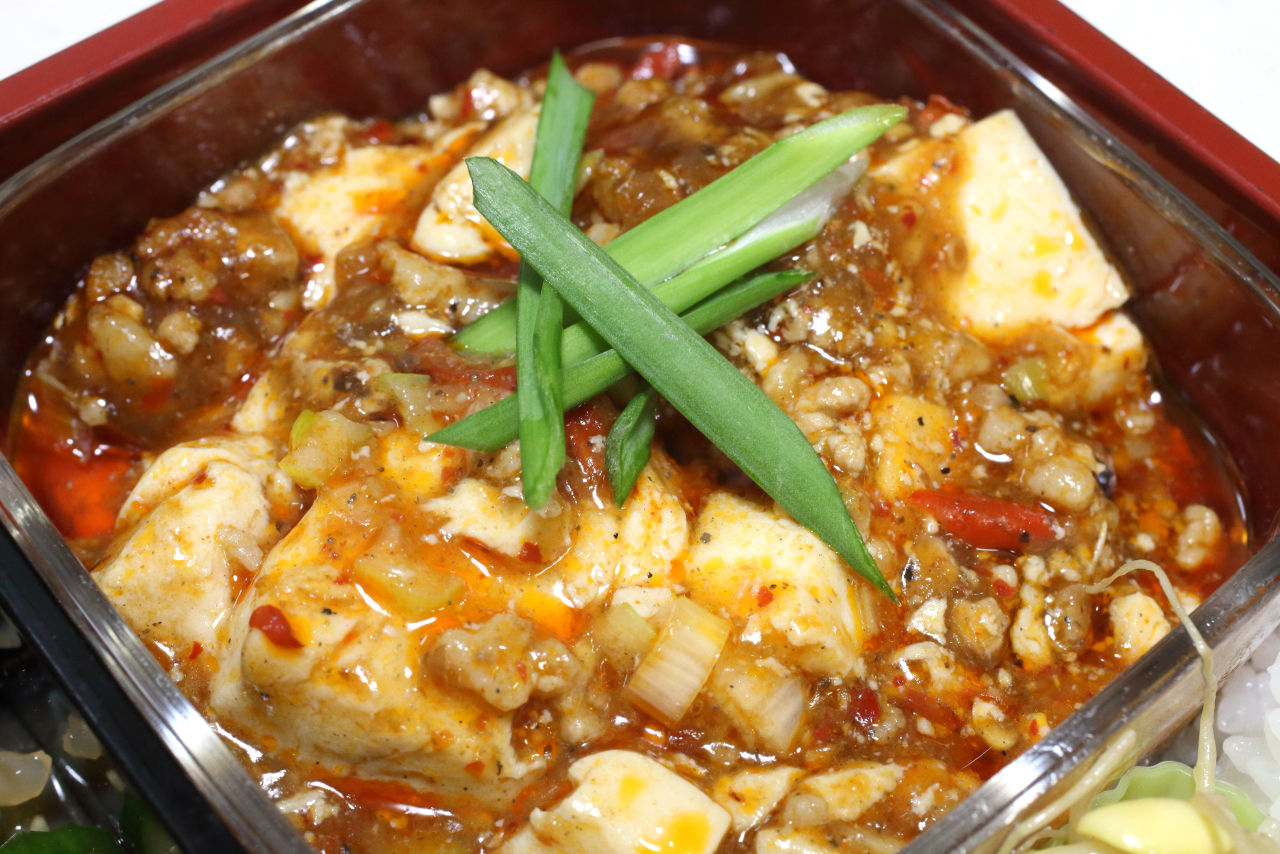 マーボ豆腐 アスパラガスと生木耳の玉子炒め 胡瓜とクラゲの酢の物 豆もやし 大根サラダ ザーサイスープ 今日の弁当問題