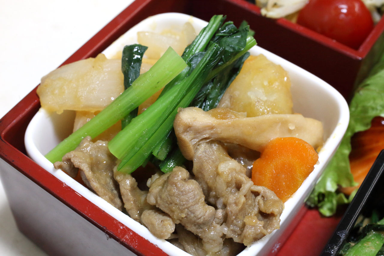 肉じゃが 鮭の粕漬け こんにゃくのピリ辛炒め もやしとニラの卵とじ 小松菜のピーナッツみそ和え 今日の弁当問題 肉じゃが 鮭の粕漬け こんにゃくのピリ辛炒め もやしとニラの卵とじ 小松菜のピーナッツみそ和え 今日の弁当問題