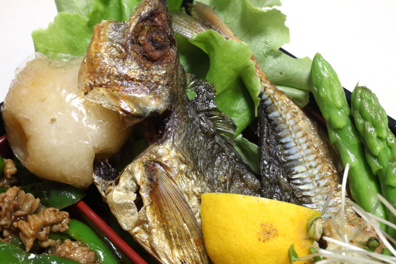 鯵干し素揚げ チキンサラダ ピーマンのそぼろ炒め 玉こんにゃく さつま揚げと切り昆布の煮付け 山東菜とツナ缶の煮浸し 今日の弁当問題 鯵干し素揚げ チキンサラダ ピーマンのそぼろ炒め 玉こんにゃく さつま揚げと切り昆布の煮付け 山東菜とツナ缶の煮浸し 今日の弁当問題
