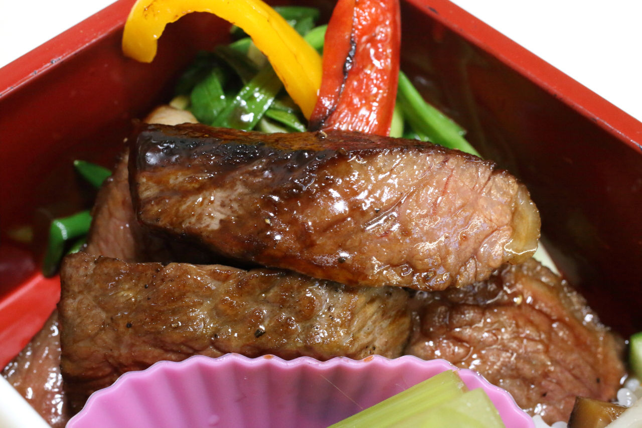 ちらし寿司 三浦大根のふろふき 牛肉当座煮添え イチボの一口ステーキ 葉にんにくのバター炒め ふきの煮浸し 芝海老の素揚げ 今日の弁当問題