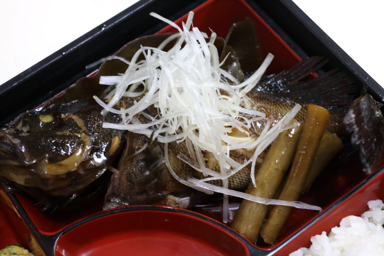 カサゴ煮付け 肉豆腐 そら豆のかき揚げ 菜の花の辛子和え 豆苗とカニカマの卵とじ 今日の弁当問題