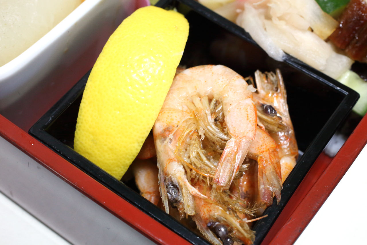 ちらし寿司 三浦大根のふろふき 牛肉当座煮添え イチボの一口ステーキ 葉にんにくのバター炒め ふきの煮浸し 芝海老の素揚げ 今日の弁当問題