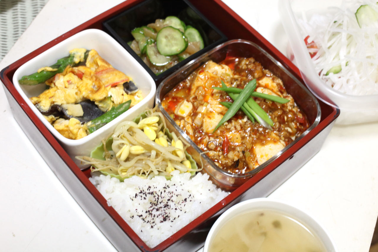 マーボ豆腐 アスパラガスと生木耳の玉子炒め 胡瓜とクラゲの酢の物 豆もやし 大根サラダ ザーサイスープ 今日の弁当問題
