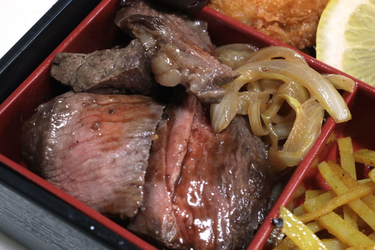 アンガス牛の薄切りステーキ 鮭とベーコンのフライ 地場産じゃがいものきんぴら カレー風味 ゴーヤちゃんブルー 地場産トマトとブロッコリーのサラダ ナスと 油揚げの味噌汁 今日の弁当問題 アンガス牛の薄切りステーキ 鮭とベーコンのフライ 地場産じゃがいものきんぴら カレー風味 ゴーヤちゃんブルー 地場産トマトとブロッコリーのサラダ ナスと 油揚げの味噌汁 今日の弁当問題