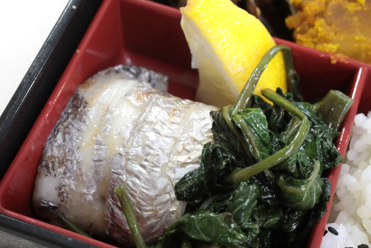 メンチカツ 刻みキャベツ 米ナスの胡麻味噌かけ 三浦かぼちゃの煮付け 金平牛蒡 鴨居産太刀魚の塩焼き レモン 地場産空芯菜の炒め物 今日の弁当問題 メンチカツ 刻みキャベツ 米ナスの胡麻味噌かけ 三浦かぼちゃの煮付け 金平牛蒡 鴨居産太刀魚の塩焼き レモン 地場産空芯菜の炒め物 今日の弁当問題