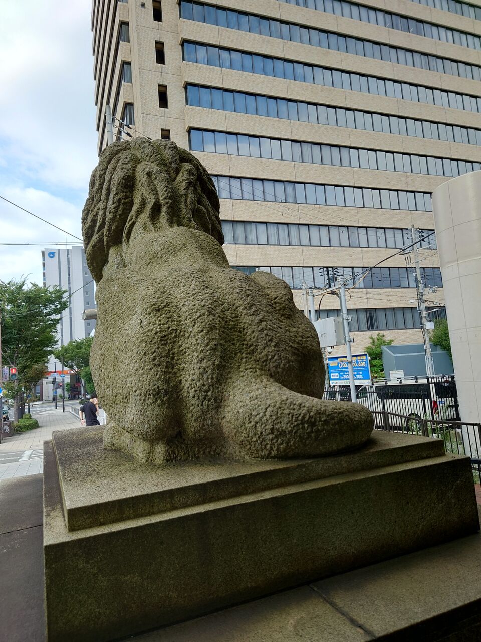 後ろ姿もぬかりなしの猛々しいライオン像 大阪ちょっとした広報部