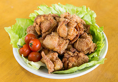 看板のモモ肉(100g320円)写真は500g