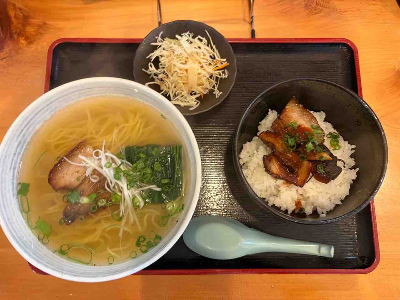 北斗市七重浜にある「鶏旬」にて ランチのラーメンセットメニュー 塩