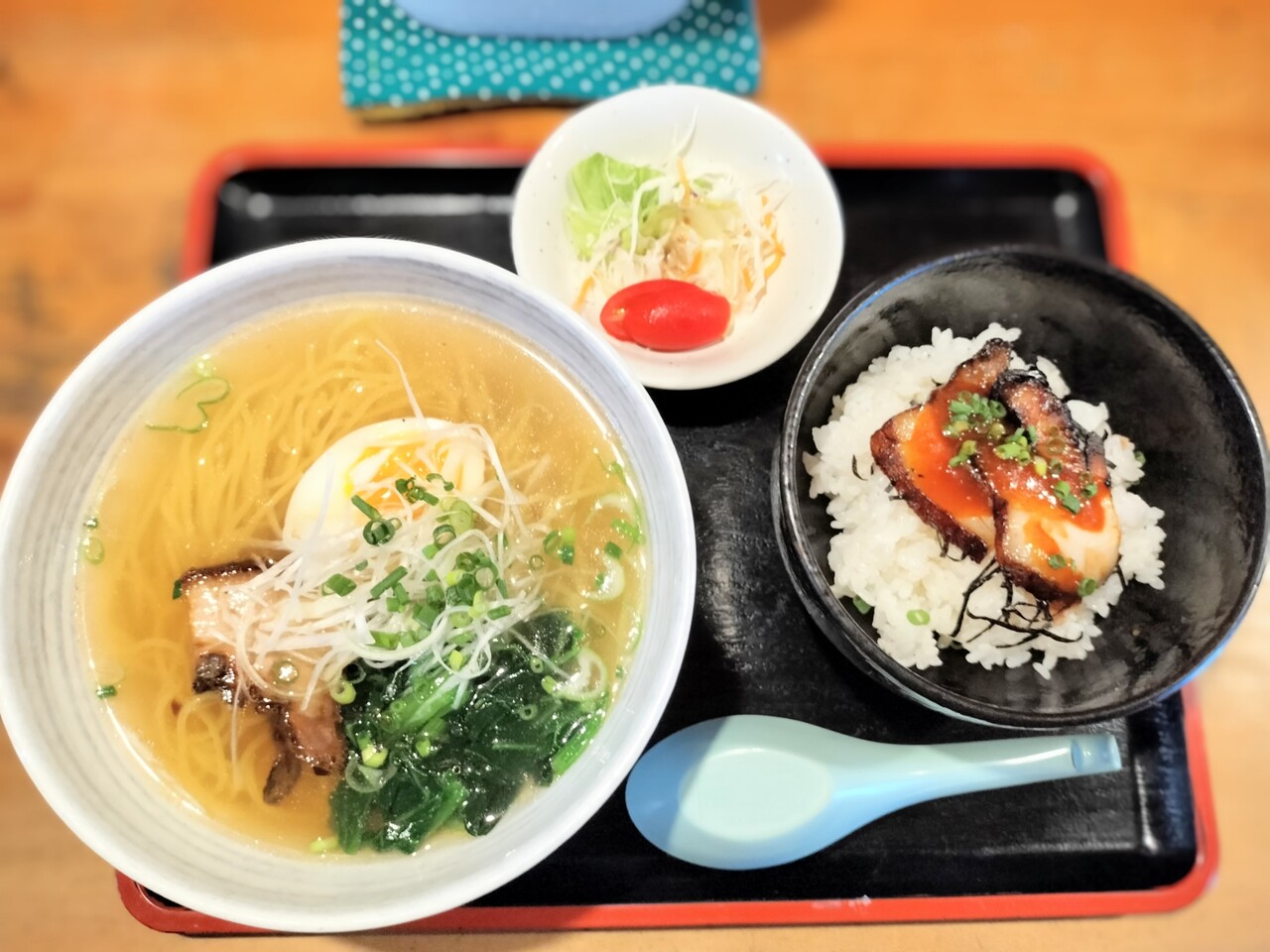 鶏チャーシューと煮卵の塩ラーメンセット 北斗市七重浜にある「鶏料理専門店 鶏旬」さんにランチで伺い比内地鶏