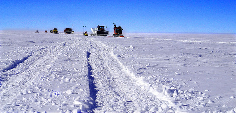 1024px-South_Pole_Traverse_June_2006 (1)