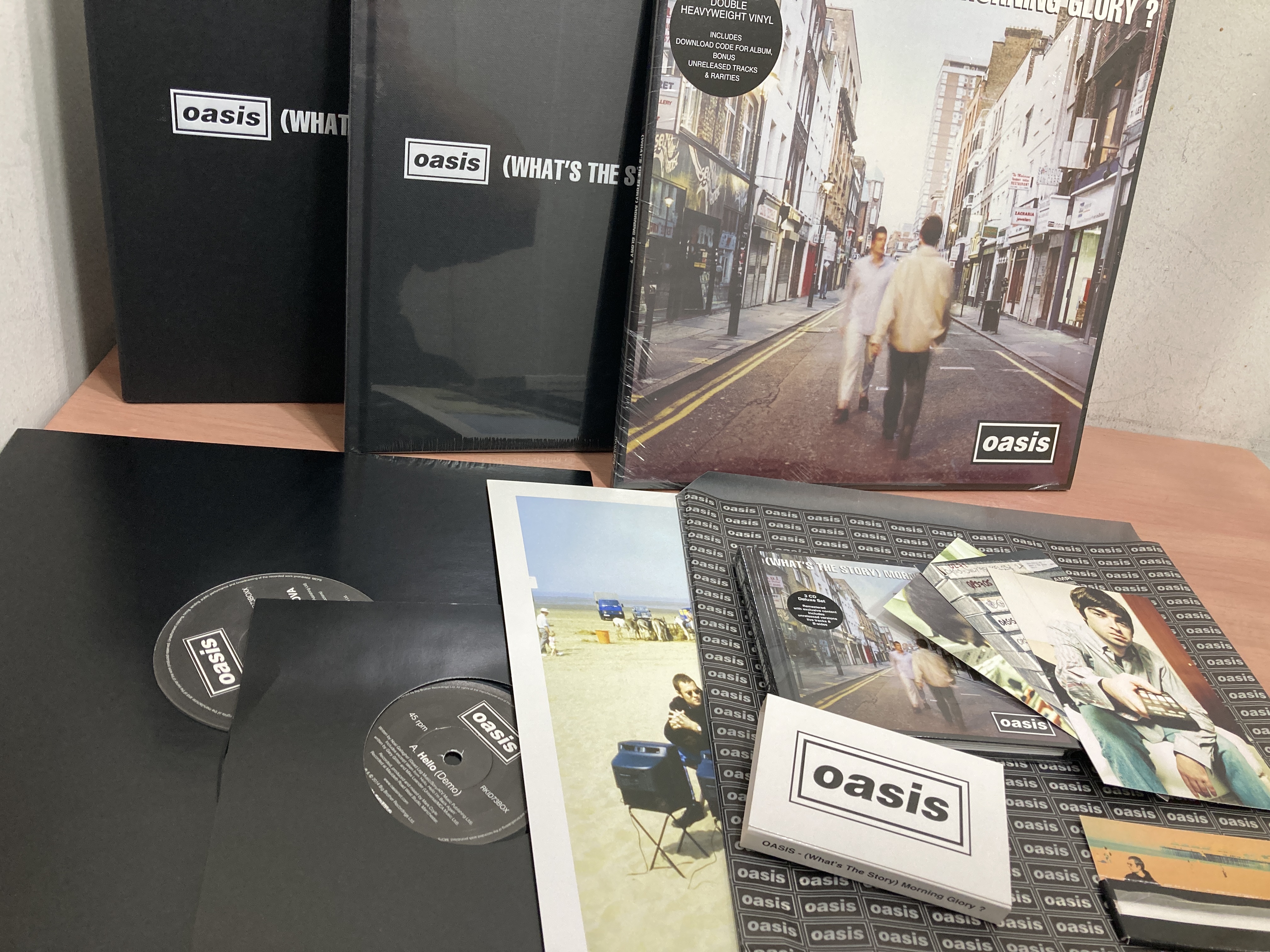 oasis 国内盤 デラックスエディション 3種セット OASIS, NIRVANAのデラックスエディションBOXセットが入荷