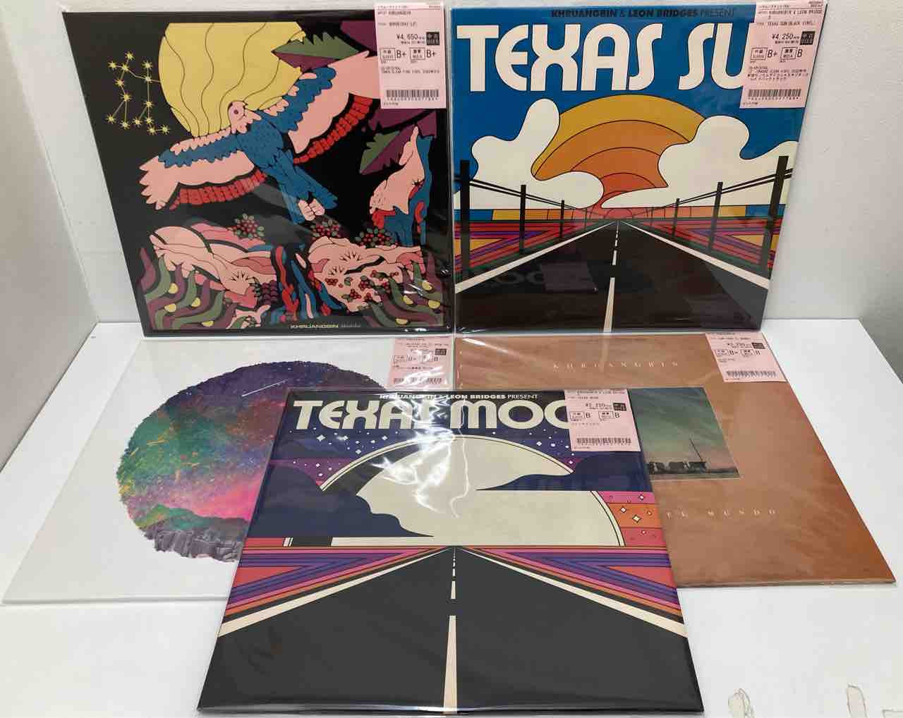 Khruangbin レコード 2枚 人気の『KHRUANGBIN』のレコードまとまって入荷しました