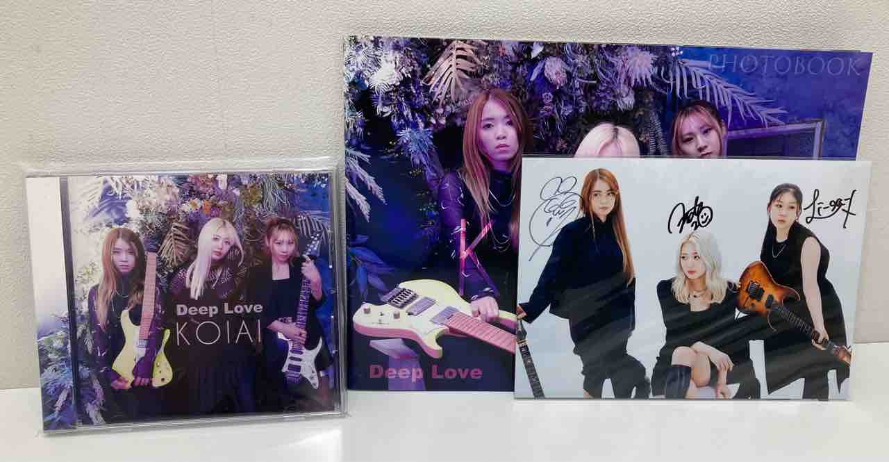 メタルバンド『KOIAI』のレアなフォトブック、サイン入りカード付の