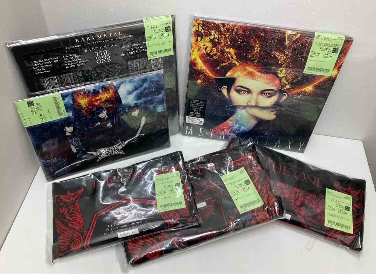 ベビーメタル』CD、映像作品、アパレル品などがまとまって入荷いたし