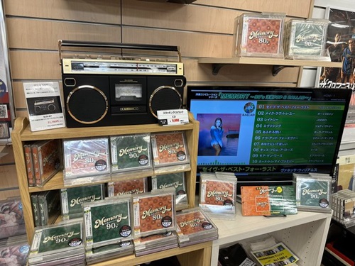 80年代と90年代の名曲を収録した2CDコンピが2タイトル同時発売