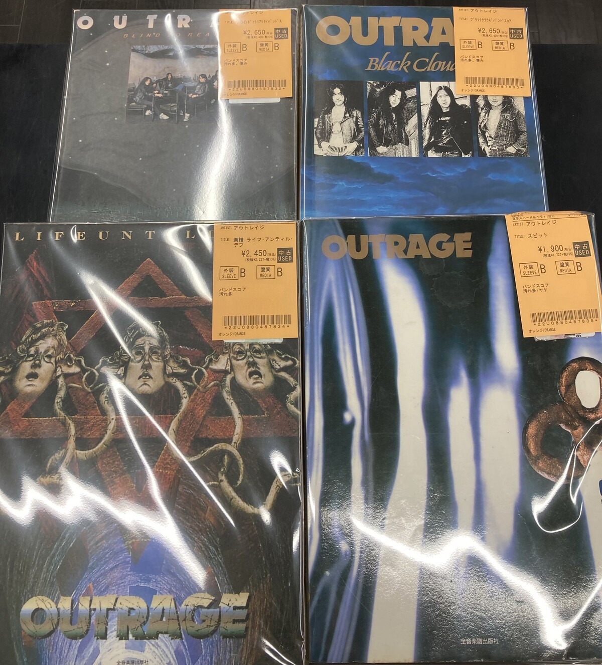 OUTRAGEのバンドスコアや、IRON MAIDENのパンフレットが入荷しました