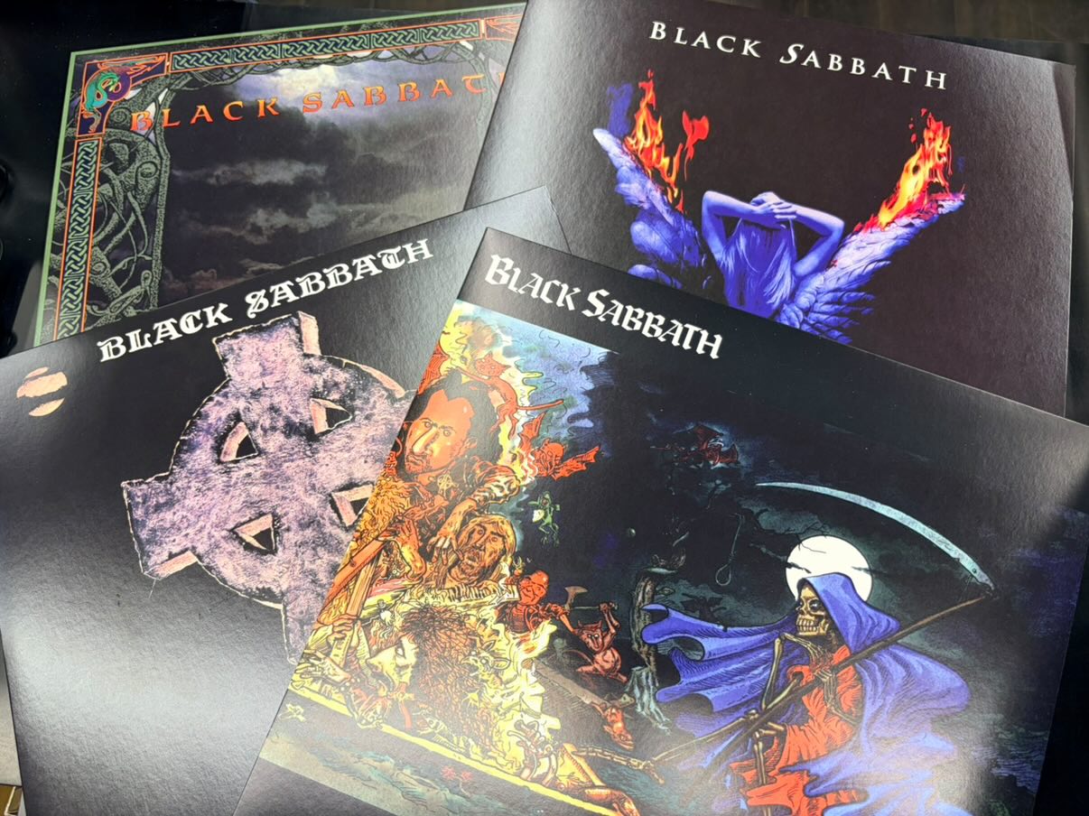 ボックスとTシャツ、グッズが少量ずつですが入荷いたしました