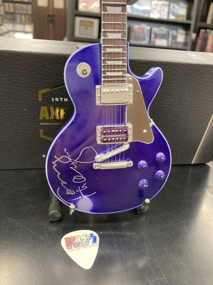 Axe Heaven、Tommy Thayer(KISS)サイン入りミニチュアギターが入荷しま