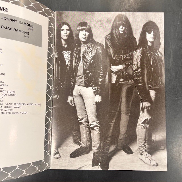 サイン入り!】 RAMONES 1993年来日公演パンフレット入荷!! : CD