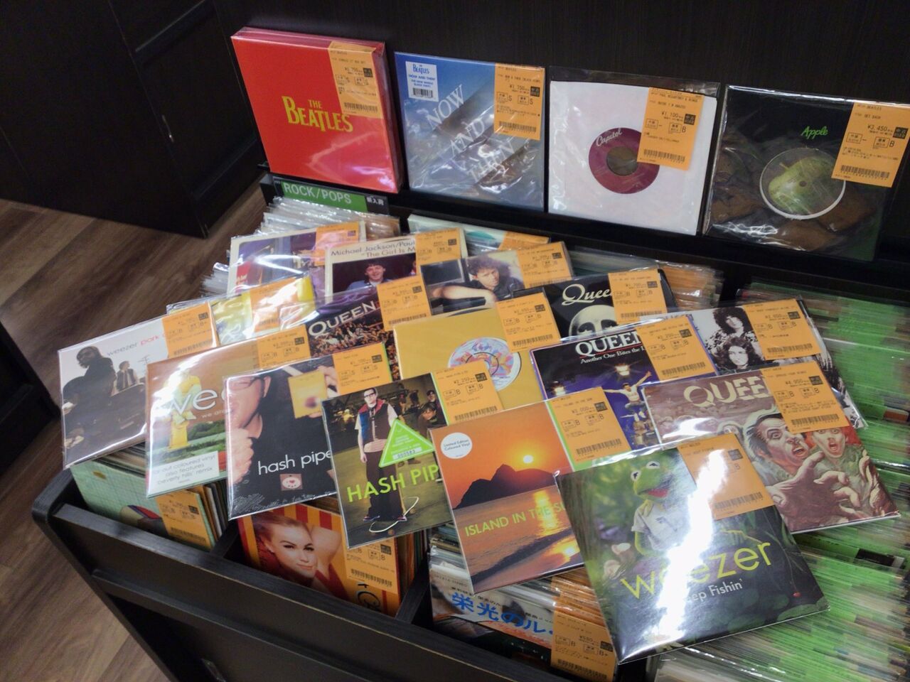 6/8(月)ROCK中古レコード新着入荷情報】定番のBEATLES やQUEENは勿論