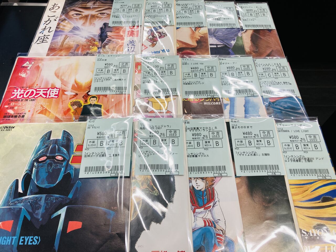 懐かしのアニメ作品中心に7インチシングルとレコードあわせて100枚