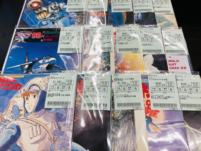 懐かしのアニメ作品中心に7インチシングルとレコードあわせて100枚
