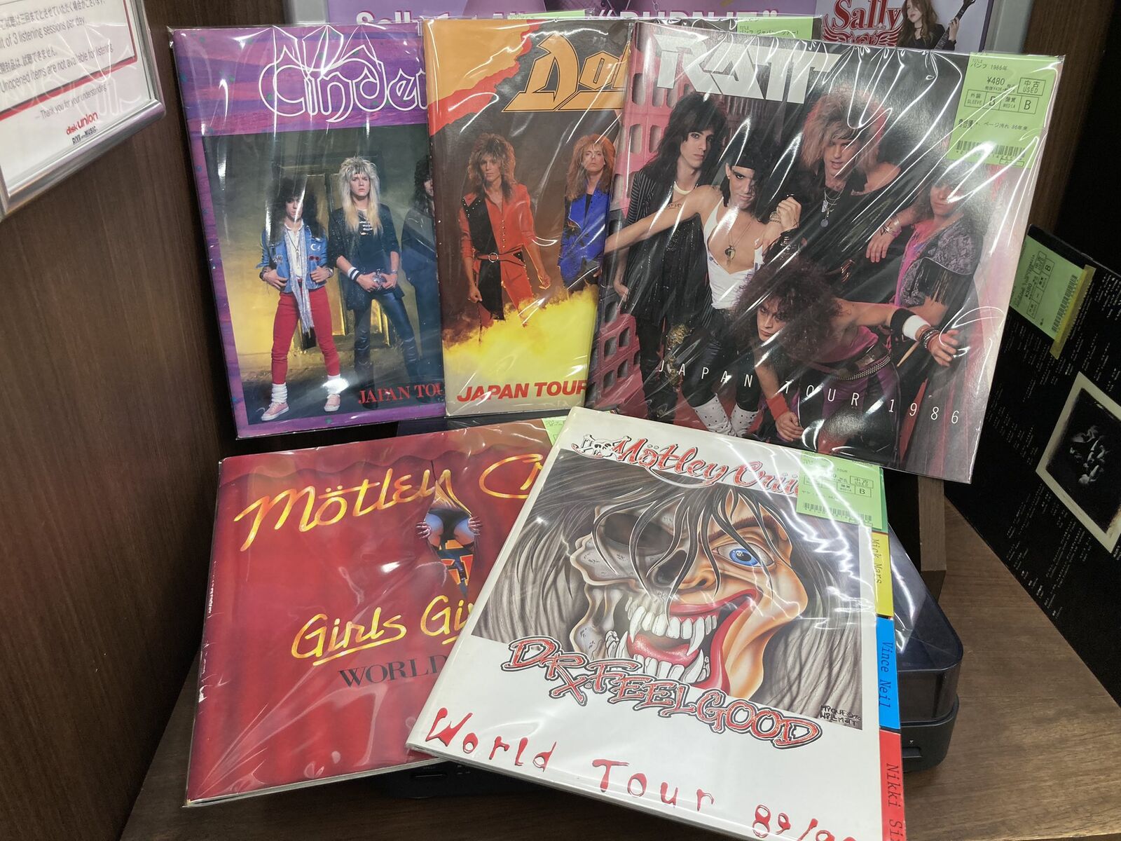 MOTLEY CRUE、RATT、DOKKEN 、MEGADETHなどのパンフレット入荷 
