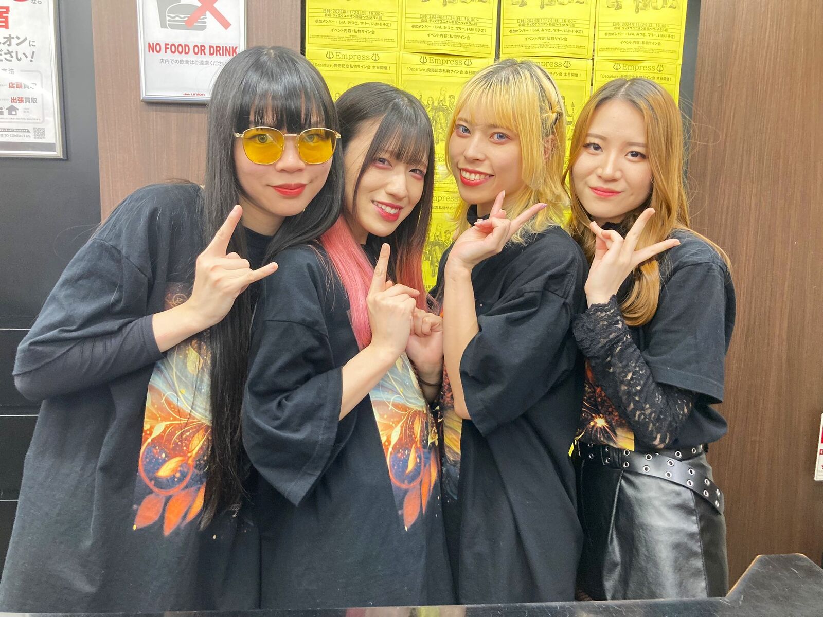 Empress「Departure」発売記念私物サイン会！！笑顔に溢れ無事終了しま