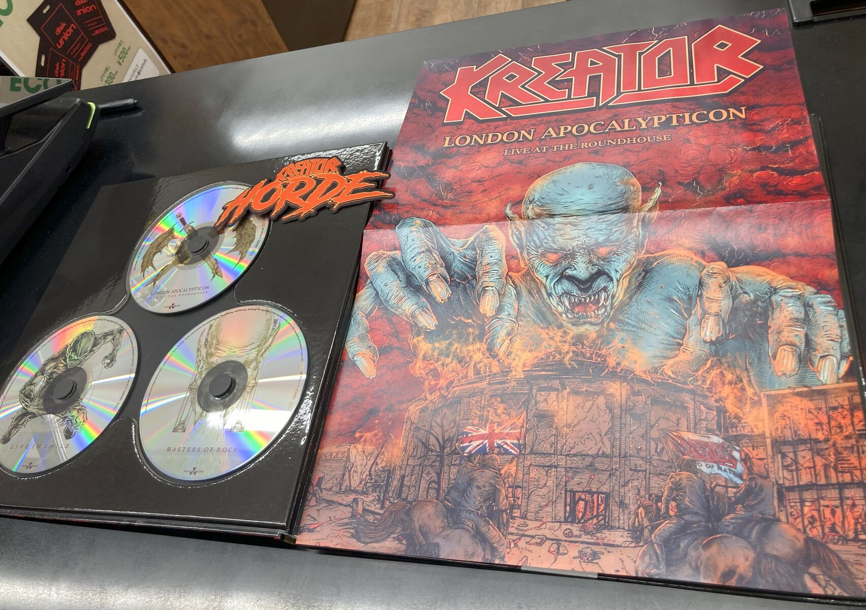 ジャーマン・スラッシュメタルの頂点に君臨するKREATOR、Speesy(Ba