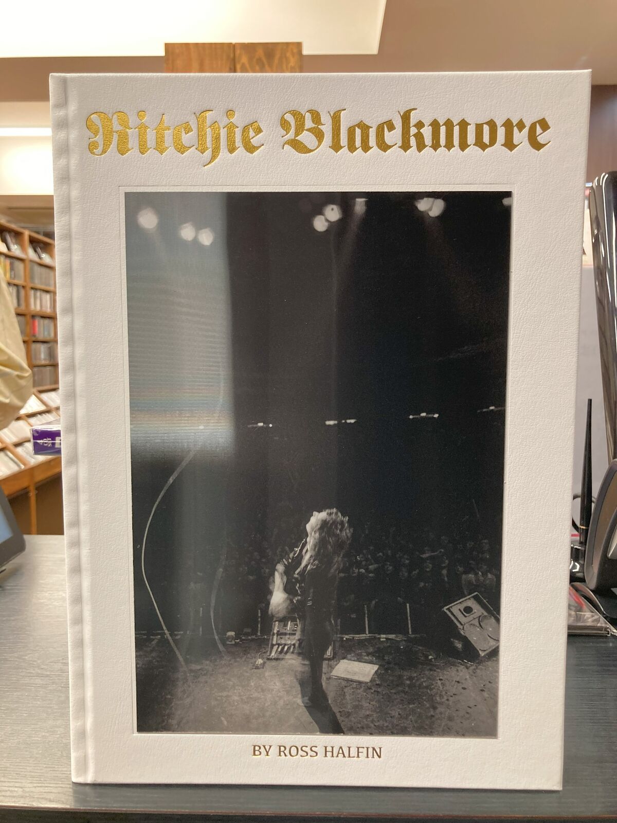 我らが黒魔術師リッチー・ブラックモアのROSS HALFIN著公式写真集