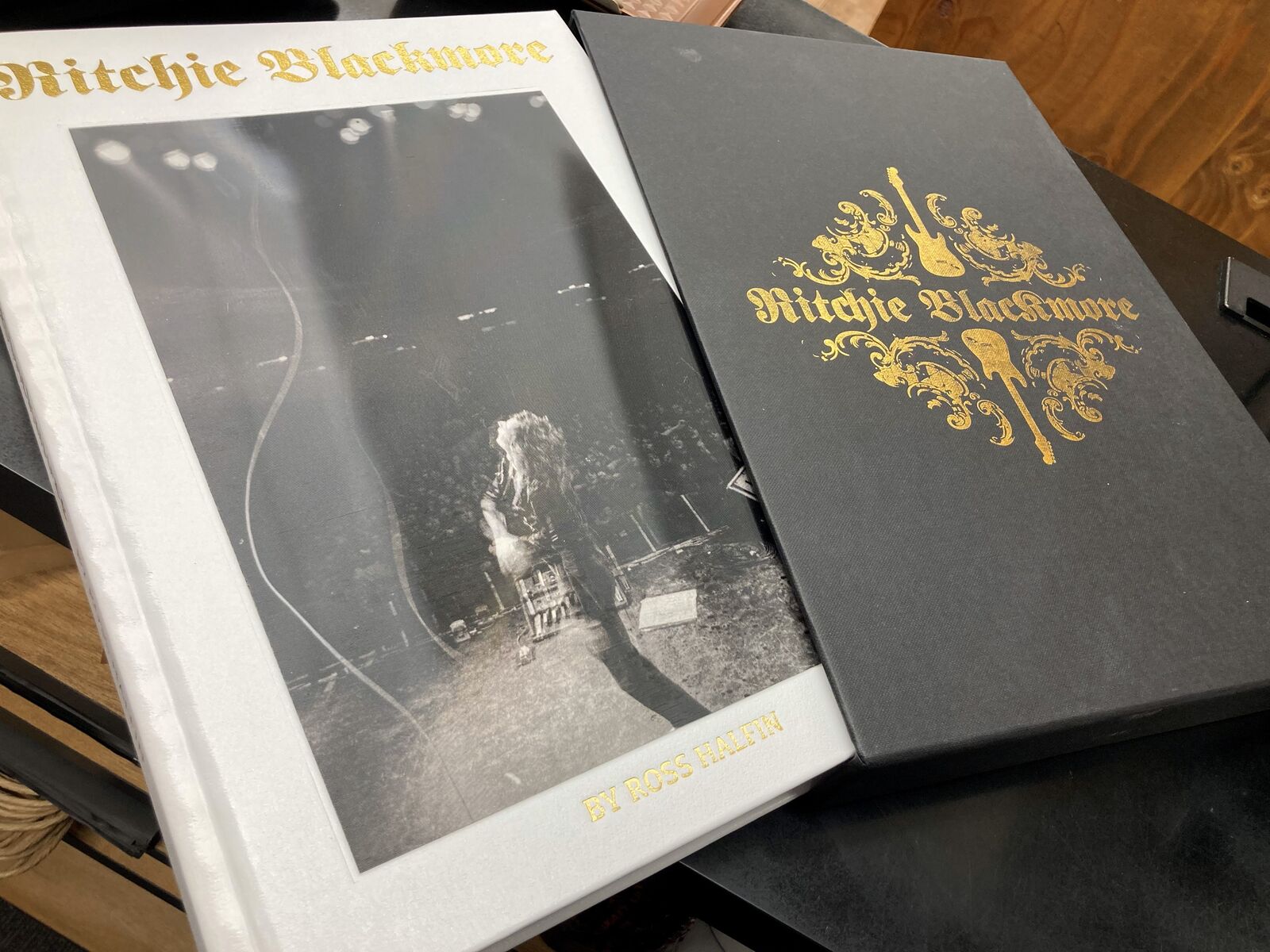 我らが黒魔術師リッチー・ブラックモアのROSS HALFIN著公式写真集