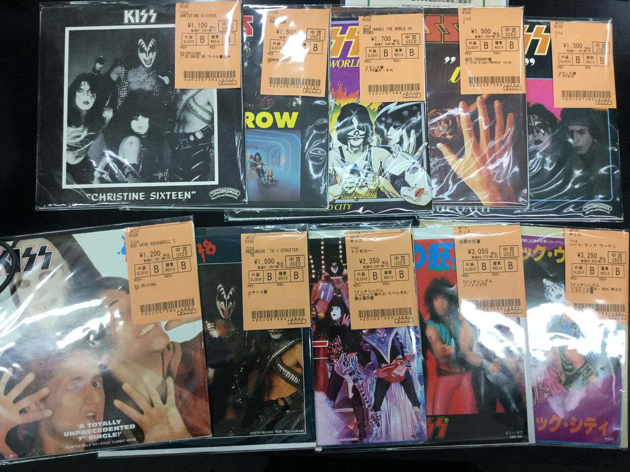 KISSファンの皆様に捧げる！」KISSのレア7インチ、レコード盤が