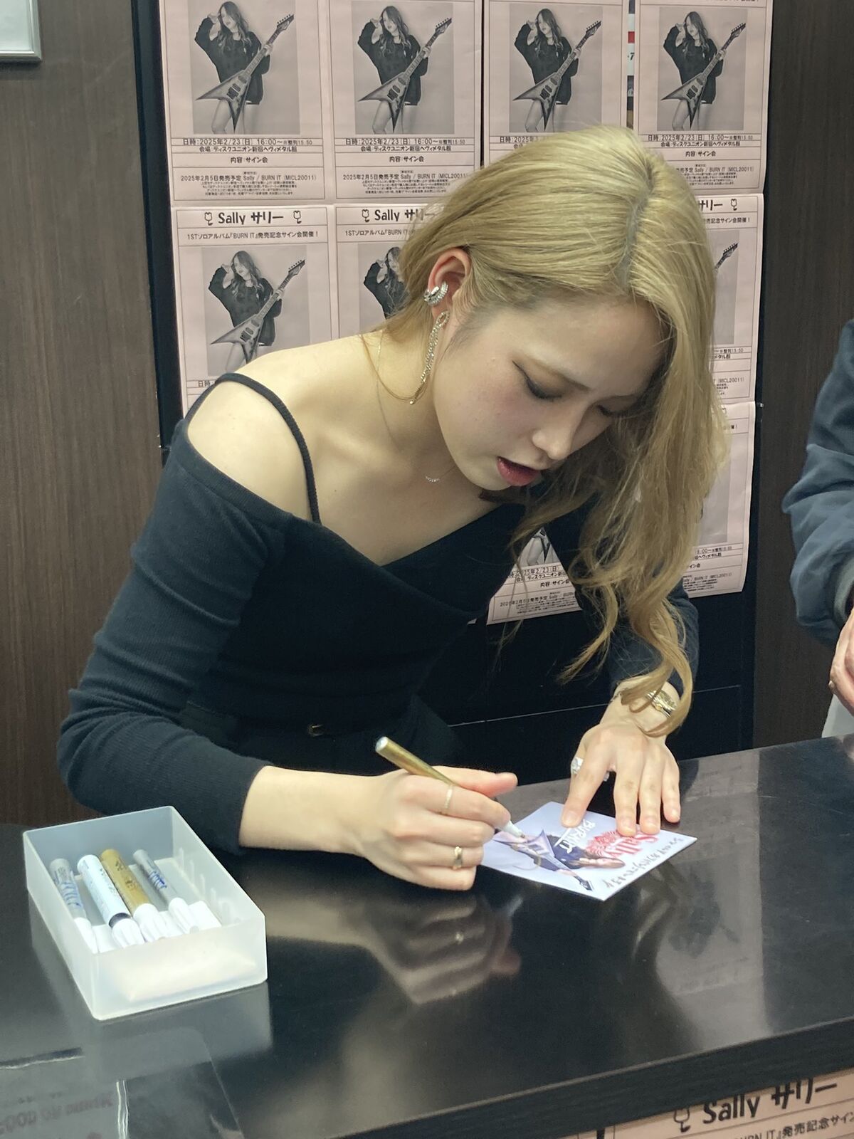 Sally 「BURN IT」CD サイン入り生写真付き　　ミュージシャン Sally『BURN IT』発売記念！東京サイン会！超大盛況で終了
