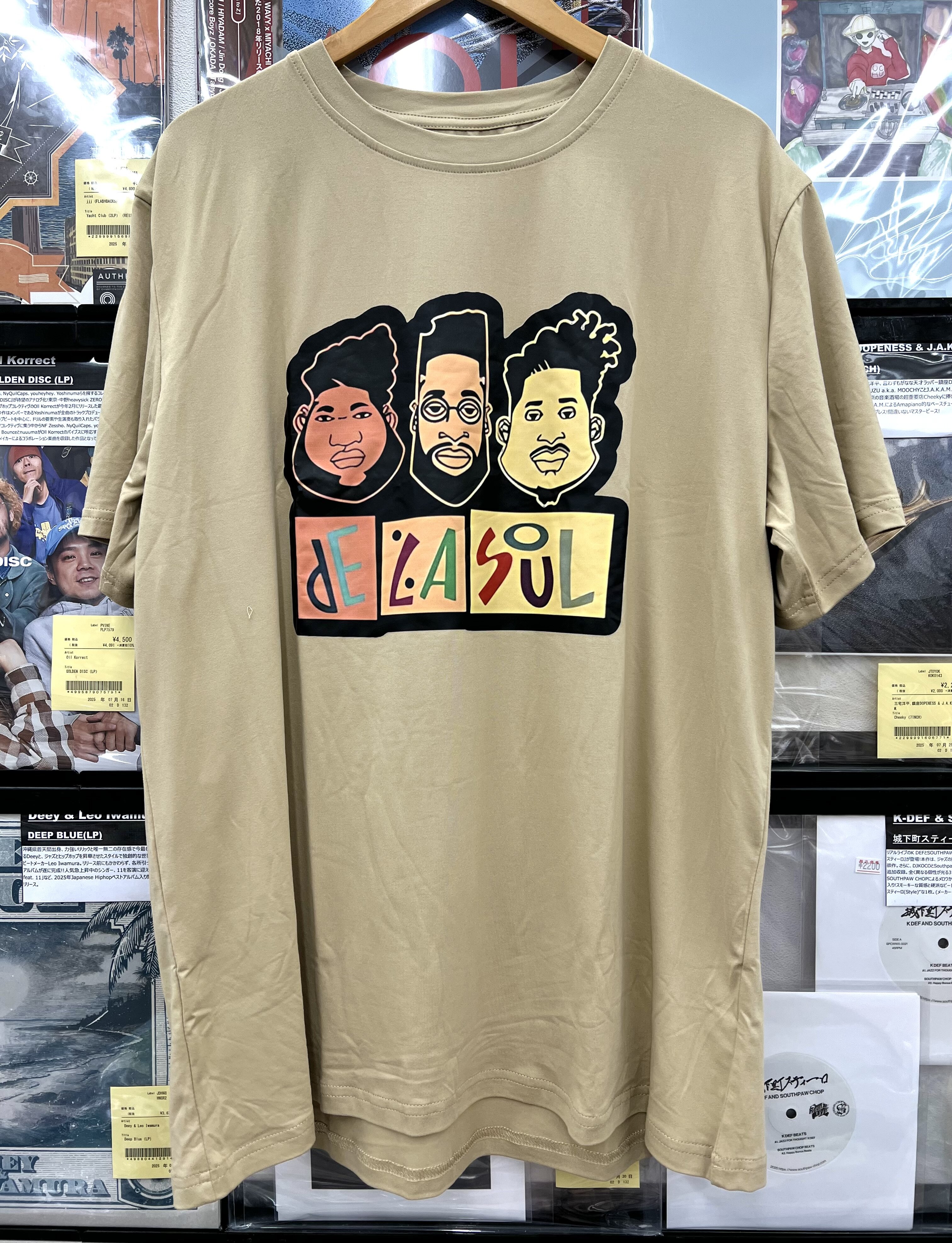8/1(金)】 De La Soulの存在感あふれるデザインが映える限定Tシャツ