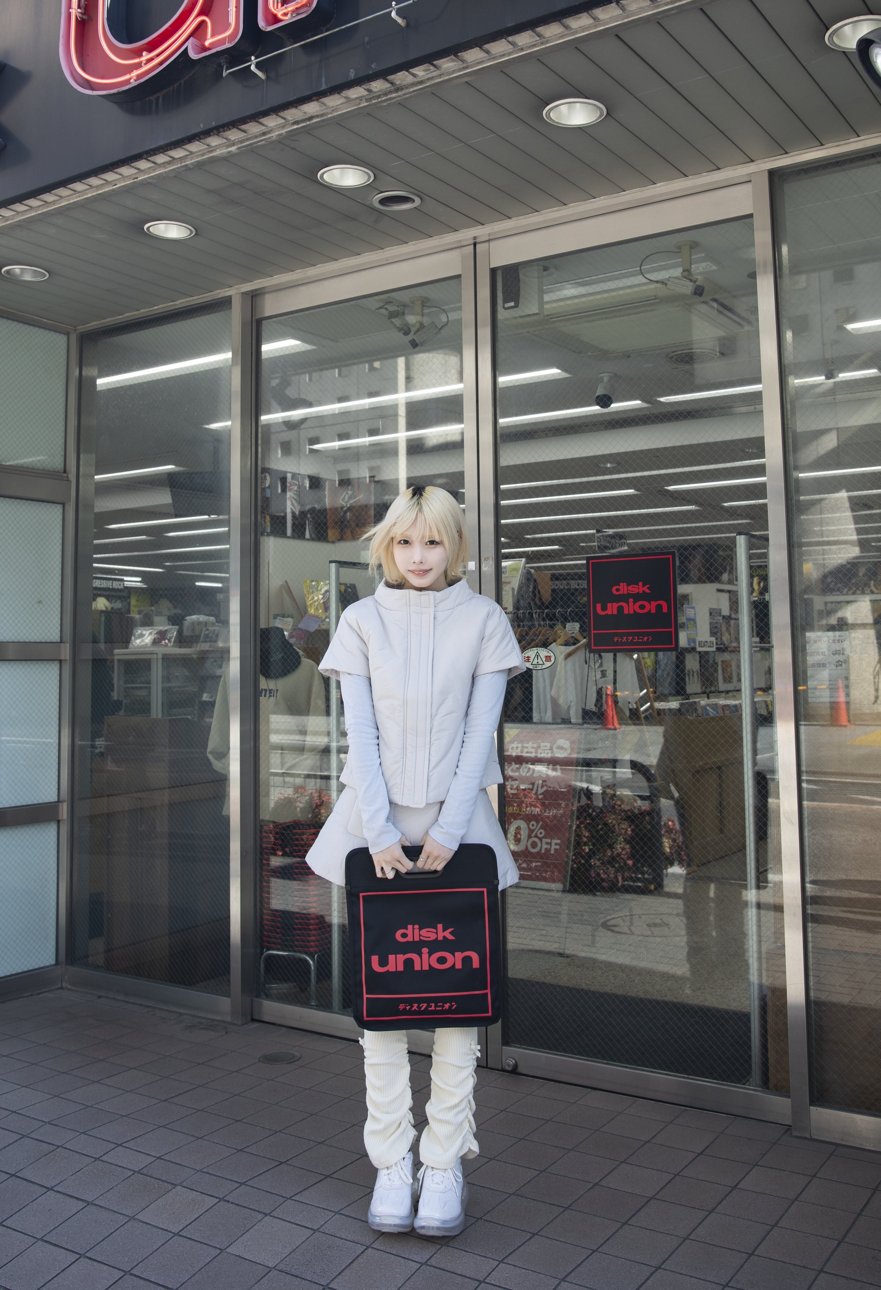 あのちゃんが手にしているキャリングバッグを下北沢店で販売中