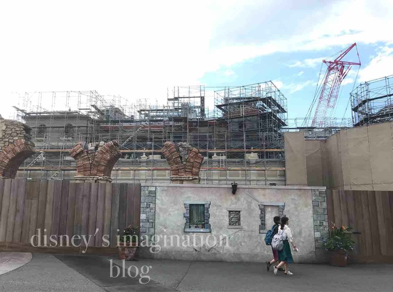 もうすでに風景に馴染んでる 台風で露わになったソアリンの建物 Disney S Imagination Blog