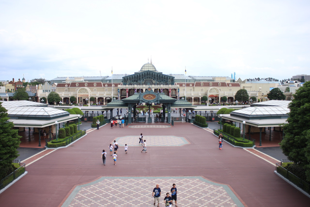 ついに4月16日より開始 チケットブースリニューアルに伴う仮設チケットブースが設置 開園前のショップオープンも Disney S Imagination Blog