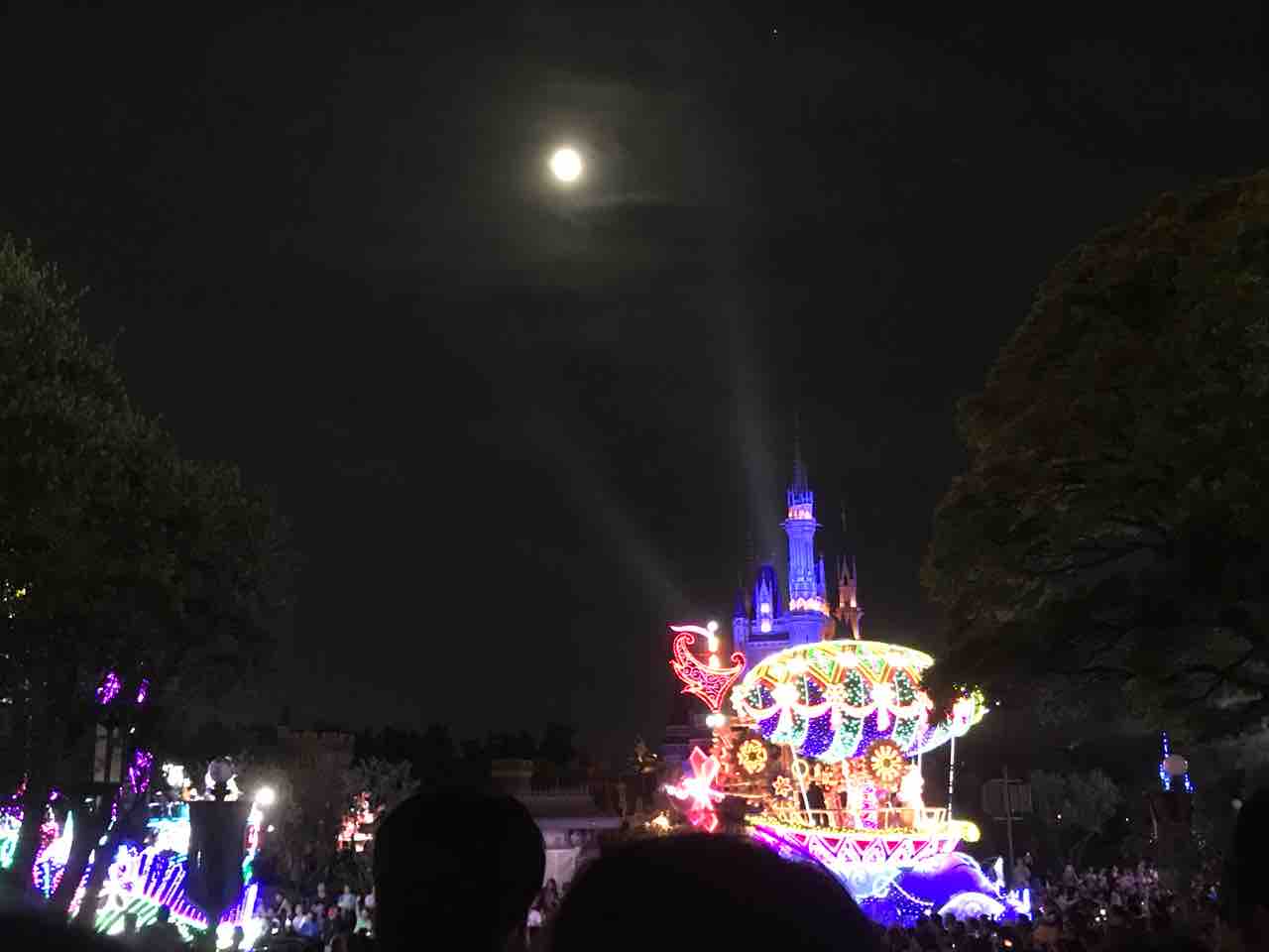 まるでcm 鑑賞場所によっては エレクトリカルパレードとサーチ ショー ライトが融合する Disney S Imagination Blog