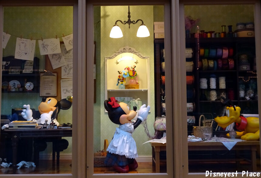ワールドバザールのウィンドウ Disneyest Place