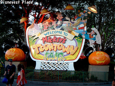 セール！値下げしました！ミッキートゥーンタウンスタンドライト 現地！ミッキー誕生日で盛り上がるTDLトゥーンタウン | Hatama