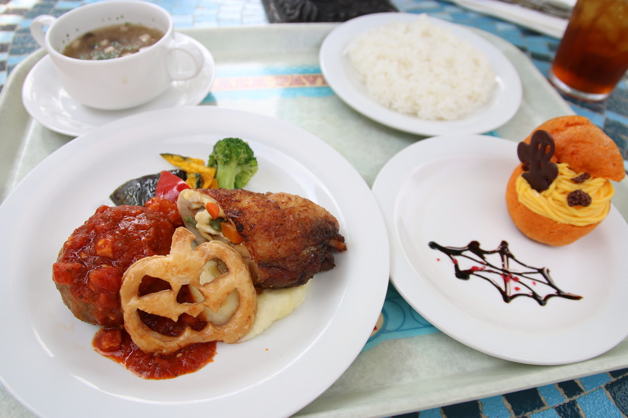 ディズニー ハロウィーン14 トマトソースハンバーグとチキンのチーズロール プラザパビリオン レストラン ディズニーごはん