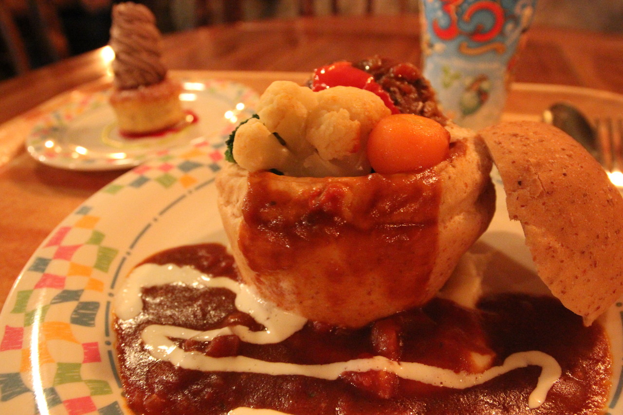 クリスマス ファンタジー スペシャルセット トマトデミグラスソースハンバーグのブレッドポット グランマ サラのキッチン ディズニーごはん