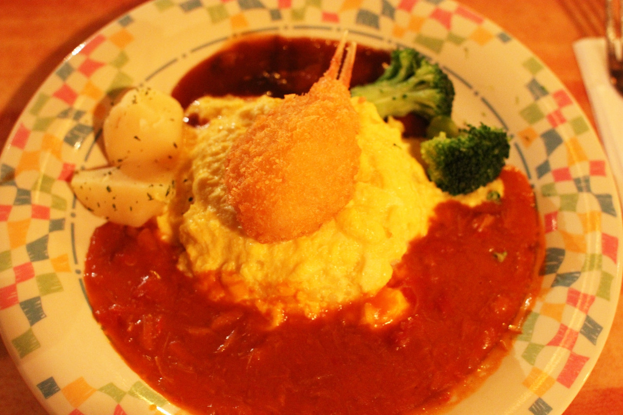 オムライスの蟹クリームコロッケ添え グランマ サラのキッチン ディズニーごはん