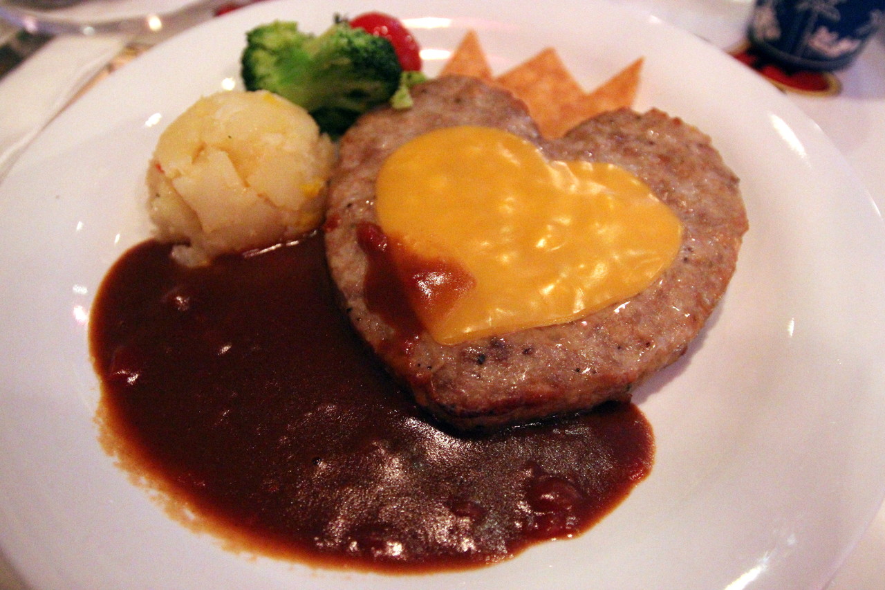 ハートのハンバーグ トマトデミグラスソース クイーン オブ ハートのバンケットホール ディズニーごはん ハートのハンバーグ トマトデミグラスソース クイーン オブ ハートのバンケットホール ディズニーごはん