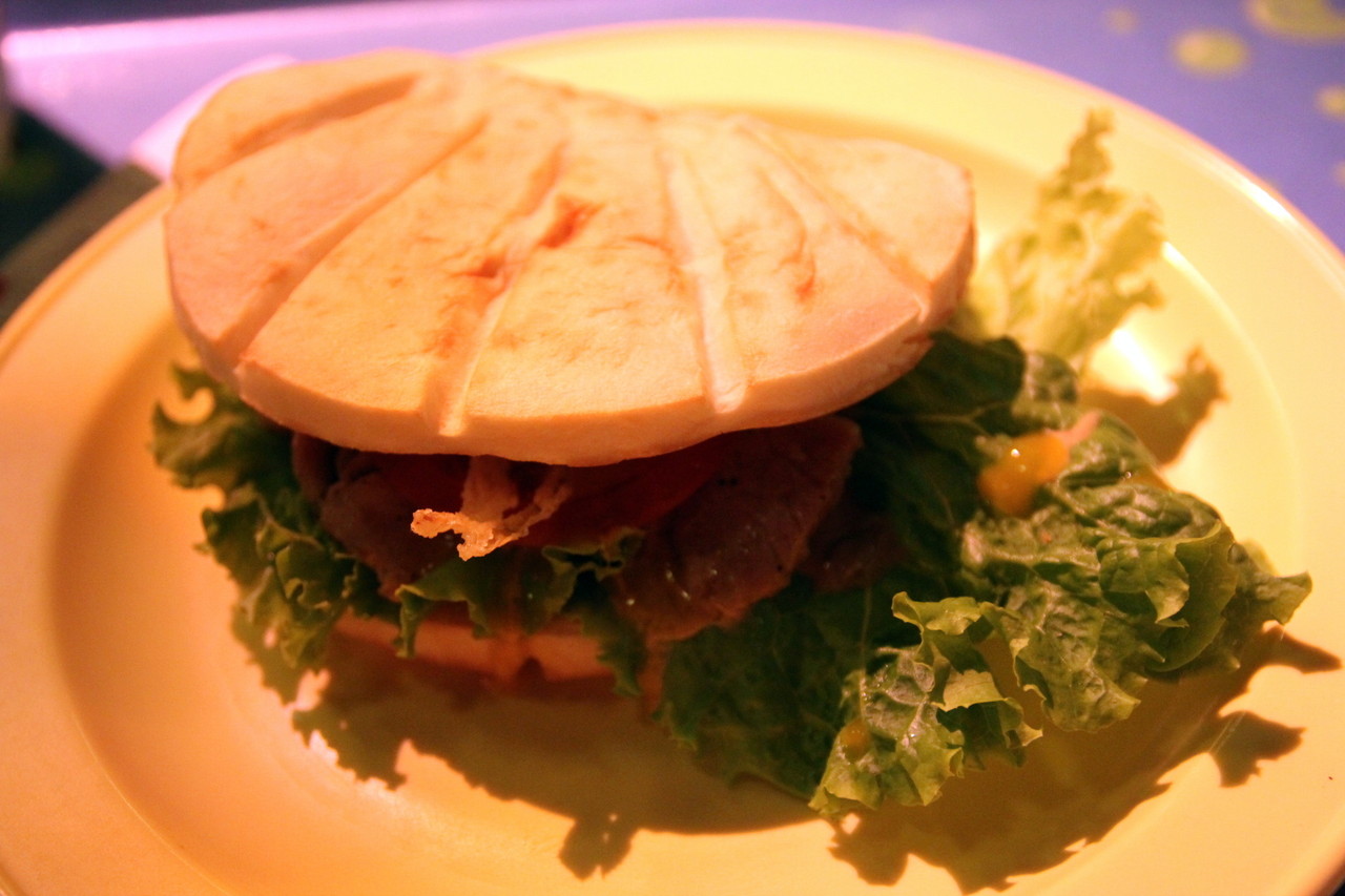 シェフおすすめセット ローストポークとマンゴーソースのサンド セバスチャンのカリプソキッチン ディズニーごはん